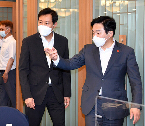 지난 7월2일 서울 중구 프레스센터에서 열린 제주특별자치도 출범 제15주년을 기념한 '자치분권 제주가 대한민국의 미래입니다' 세미나 행사장에서 오세훈 서울시장과 원희룡(오른쪽) 당시 제주지사가 만나 대화를 나누며 이동하고 있다.서울시 제공